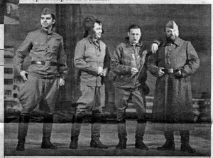 Крайний слева - Антон Кузьменко, крайний справа - Игорь Бондаренко